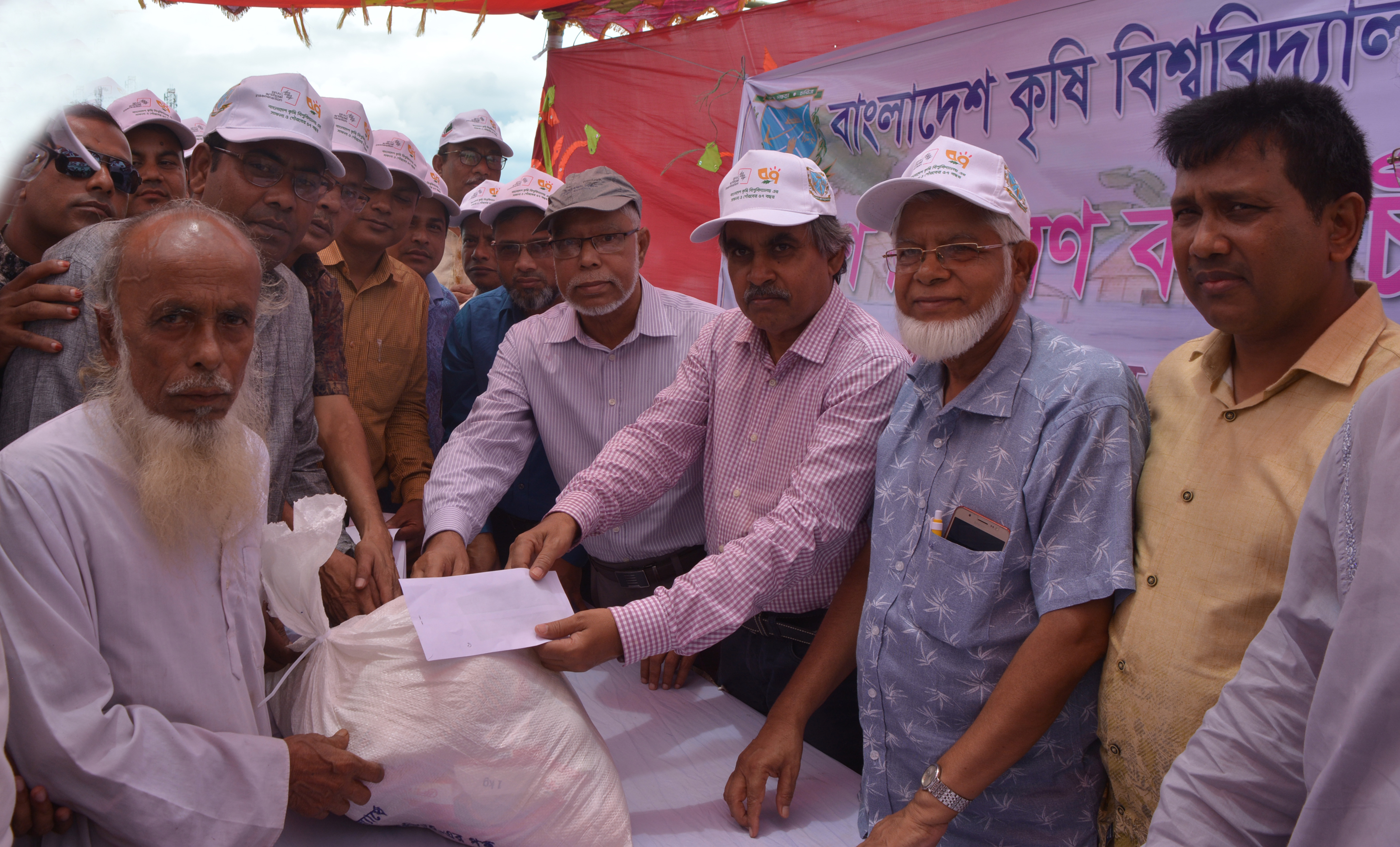 বন্যার্তদের মাঝে বাকৃবি পরিবারের ত্রাণ বিতরণ