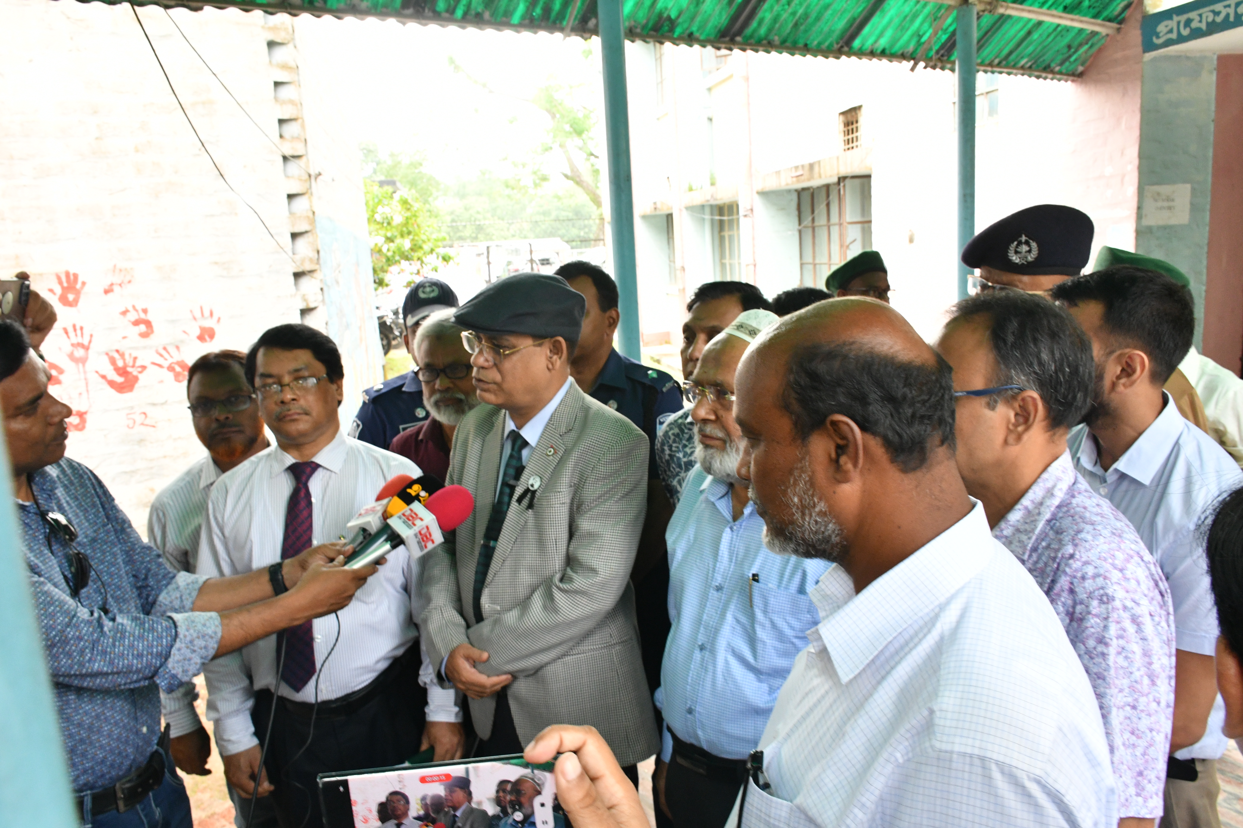 সার্বিক ভর্তি পরীক্ষা নিয়ে মিডিয়ার মুখোমুখি মাননীয় ভাইস-চ্যান্সেলর প্রফেসর ড.এমদাদুল হক চৌধুরী