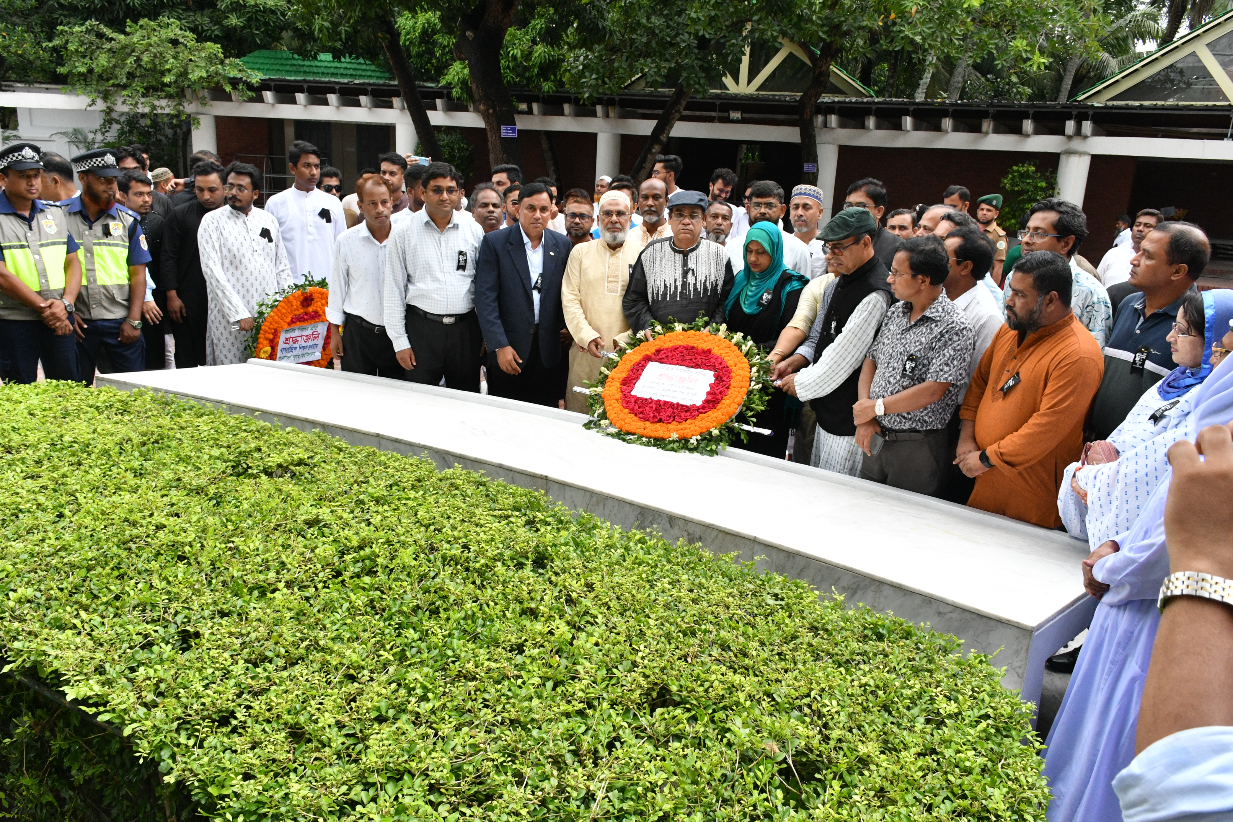 টুঙ্গিপাড়ায় বঙ্গবন্ধুর সমাধিতে বাকৃবি ভিসির শ্রদ্ধা