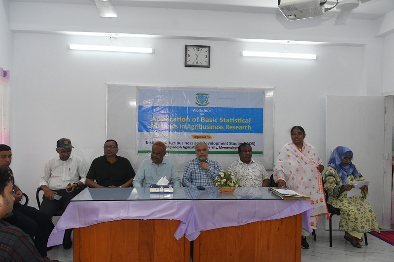 বাকৃবিতে 'কৃষি-ব্যবসা গবেষণায় মৌলিক পরিসংখ্যানগত পদ্ধতির প্রয়োগ বিষয়ক কর্মশালা' ও সনদ বিতরনী অনুষ্ঠিত
